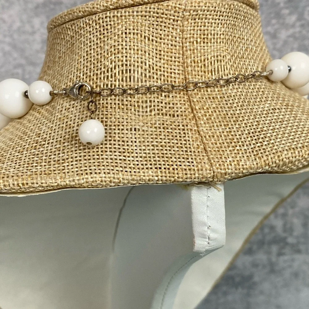 Vintage white bead necklace on sterling silver chain - Picture 5 of 7